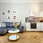 Tyzenhauz Topolowa מלון דירות 4*