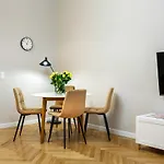 アパートホテル Tyzenhauz Topolowa 4*