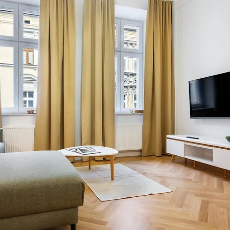 Tyzenhauz Topolowa 4*